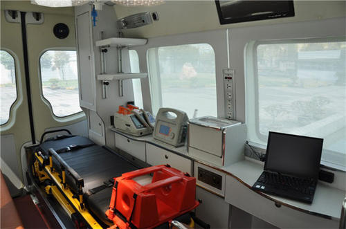 康乐县救护车内部
